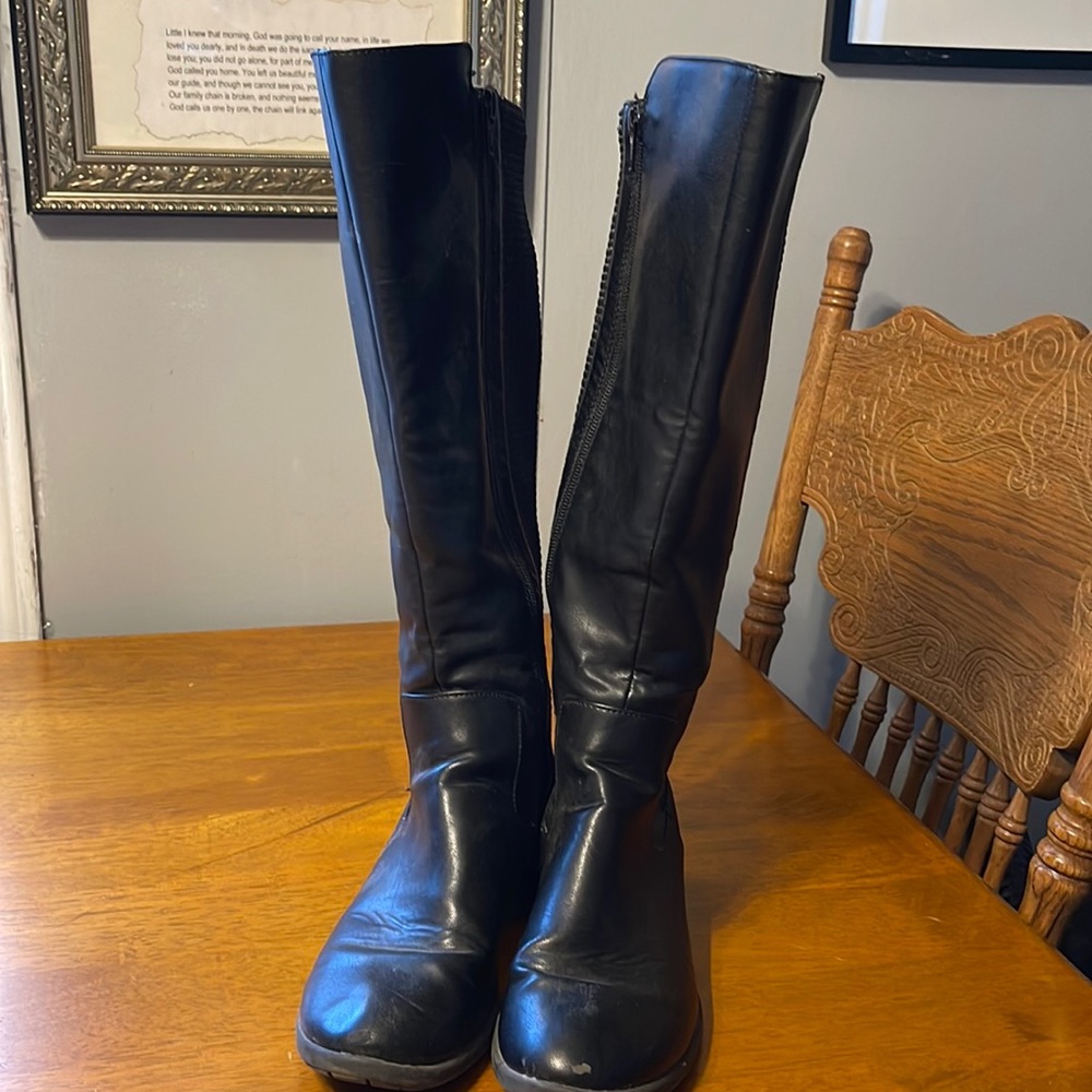 Tall, black women’s boots with stretchy back